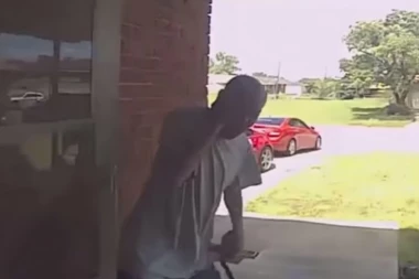 (VIDEO) Pozvonio na vrata, a onda ga zmija ščepala za lice