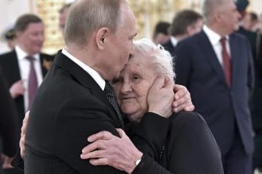 (FOTO) Ova dama ima posebno mesto u Putinovom srcu: Evo ko je bakica koju je ruski predsednik čvrsto zagrlio