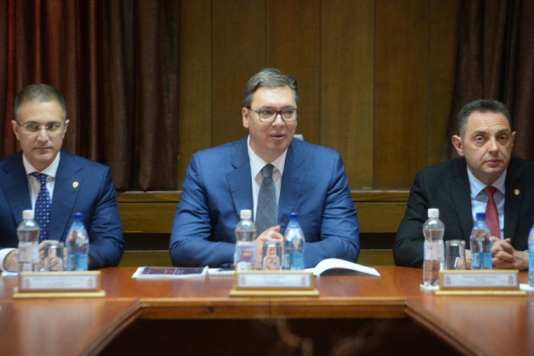 Predsedniku Srbije niko ne izdaje naređenja! Vučić odgovorio na Pajtićeve optužbe