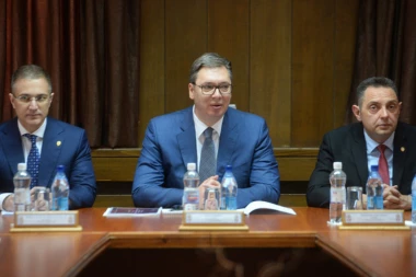 Predsedniku Srbije niko ne izdaje naređenja! Vučić odgovorio na Pajtićeve optužbe