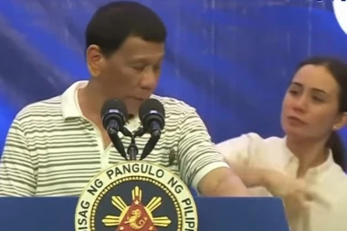 (VIDEO) Ogromna bubašvaba gmizala po Duterteu usred javnog govora, evo kako je reagovao