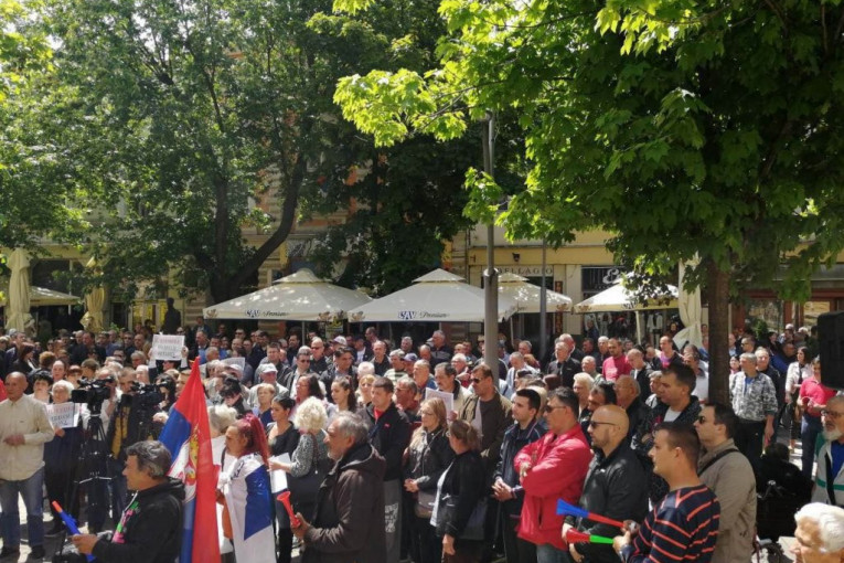 (VIDEO) GRAĐANI ŠAPCA NE ODUSTAJU OD PROTESTA: Traže ostavku gradonačelnika Zelenovića