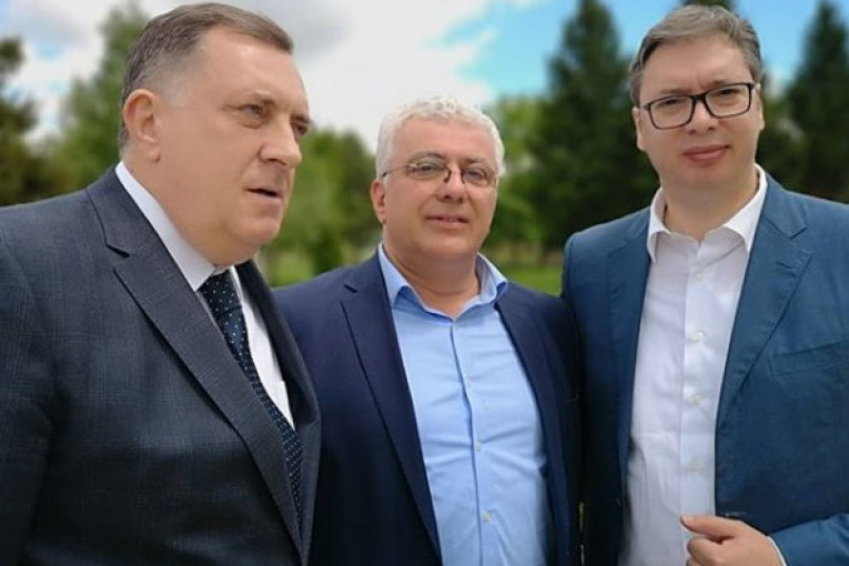 (FOTO) Vučić sa Mandićem nakon sramne presude u Crnoj Gori