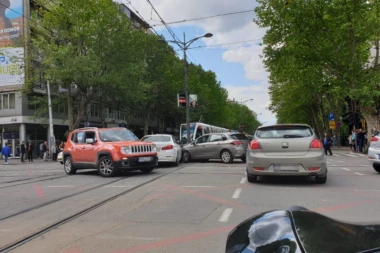 (FOTO) Haos u centru grada! Na uglu Beogradske i Bulevara uništeni automobili, ne zna se ko je koga udario!