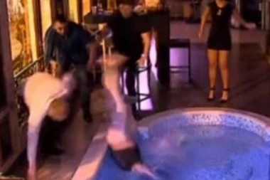 (ŠOK VIDEO) Ivana Marinkovića pretukli, pa ga bacili u bazen!