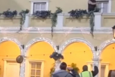 (VIDEO) Nepoznati muškarac pokušao da upadne u "Zadrugu 2": Čovek u alkoholisanom stanju visio s terase!