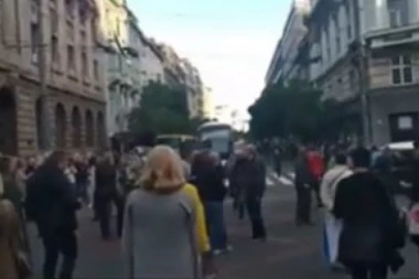 (VIDEO) Blokirao srce grada usred saobraćajnog špica. To je vrhunac nehajnosti!