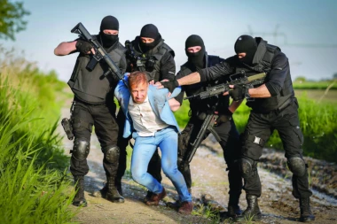 Osvanule fotografije hapšenja popularnog glumca: Uhapšen Milan Kalinić!