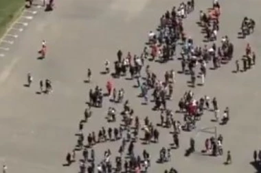 (VIDEO) Zbog pucnjave u Kaliforniji evakuisana srednja škola, đaci stoje sa podignutim rukama!