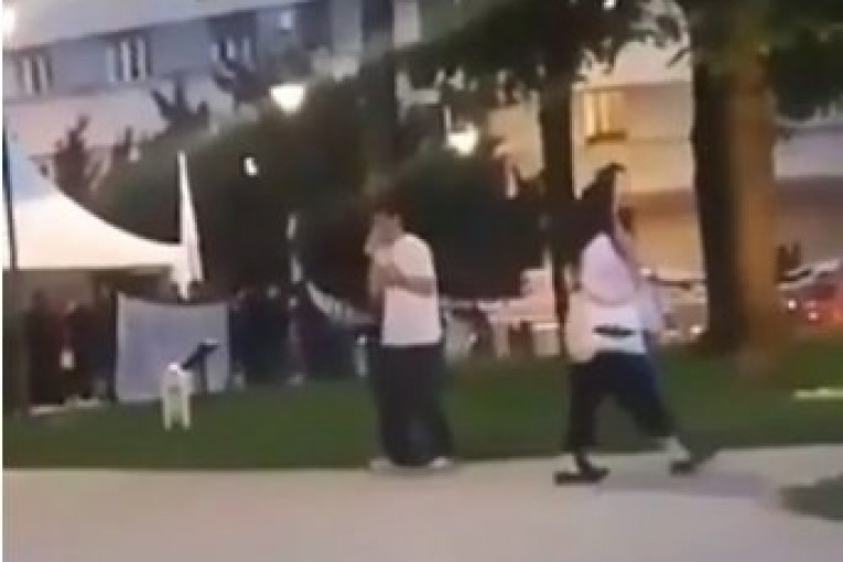 Procureo skandalozan snimak! Tinejdžer duva lepak u "slobodnoj zoni" opozicije u centru grada