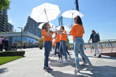 (FOTO) Maturanti u Beogradu plesali uz taktove Štrausa