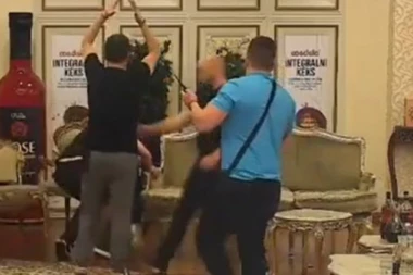 (ŠOK VIDEO) Produkcija momentalno reagovala: Ivan Marinković udario devojku i člana obezbeđenje, oboje pali na pod!