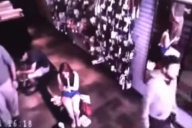 Zastrašujući snimak: Čovek u crnom prošao pored ogledala, ali nije bilo njegovog odraza