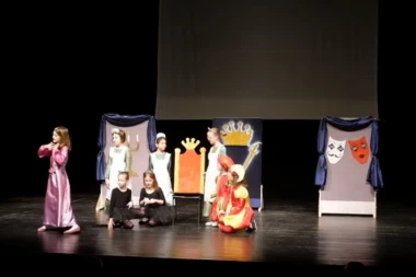 (VIDEO) NAJBOLJI! Učenici OŠ "Kneginja Milica" nagrađeni za predstavu "Princeza Fina Žozefina, princ Hrabrić Odvažni i još poneko"