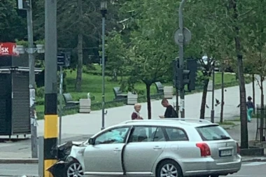 (FOTO) Stravičan prizor u centru grada! Automobil zakucan u banderu, prolaznici u šoku, niko ne zna šta se desilo!