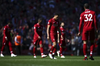 (VIDEO) Zaglavio se Liverpulov autobus!