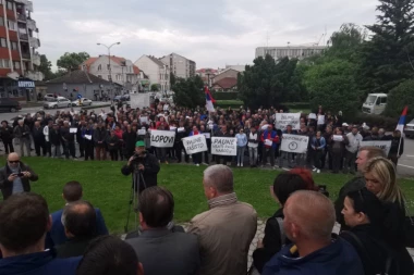(FOTO, VIDEO) PAUNE, LOPOVE: Građani Paraćina se okupili i poručili da žele izbore i odgovore na mnoga pitanja!