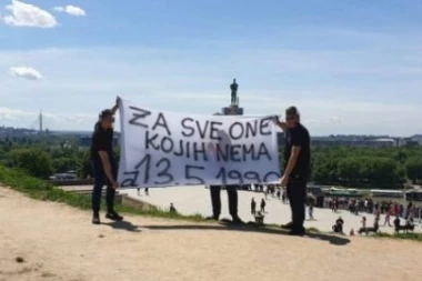 (FOTO) Ozloglašeni "Bed Blu Bojsi" rastegli transparent usred Beograda, stigli pravo na "Marakanu" sa namerom da uzburkaju Srbiju!