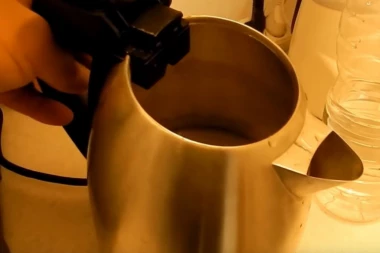 KUVALO ZA VODU ČISTI SE UZ POMOĆ SAMO JEDNOG SASTOJKA: Za pet minuta biće kao novo!