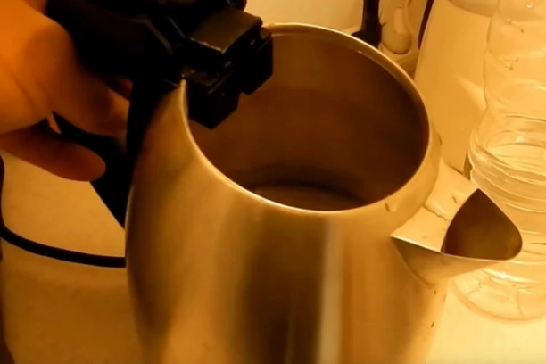 KUVALO ZA VODU ČISTI SE UZ POMOĆ SAMO JEDNOG SASTOJKA: Za pet minuta biće kao novo!