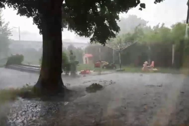HAOS OD NEVREMENA U LOZNICI: Pljusak dolazio u talasima, padao i grad!