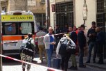 SRPKINJA IZBOLA MUŽA NA SPAVANJU: Drama u Italiji, komšije u šoku - muškarac krvav trčao po ulici i dozivao pomoć!