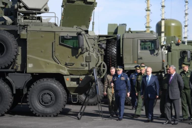 (VIDEO) Ovo su Putinove smrtonosne "igračke": Ruskom lideru prezentovani najnapredniji lovci, radari, raketni sistemi...