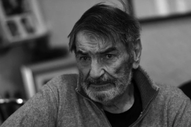 "MOLILI SMO ČETNIKE DA JE NE UBIJU" Horor priča našeg čuvenog glumca SEČE POPUT ŽILETA, drug iz školske klupe mu BRUTALNO USMRTIO MAJKU!