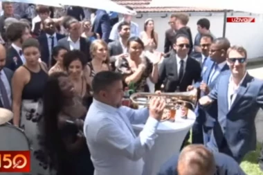 (VIDEO) Ovakvu svadbu u Srbiji još niste videli: Došli gosti iz 30 zemalja, a evo kako su ih mladenci dočekali
