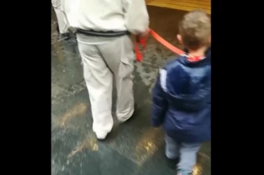 Šok foto u centru Beograda: Roditelj šeta dete na povocu