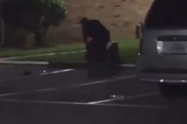 (VIDEO) Jeziv snimak ubistva trudnice: Policajac upucao ženu koja je vikala "Trudna sam"