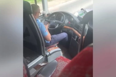 (VIDEO) Kuca poruke i vozi: Pogledajte zašto je javnost u Srbiji zgrožena postupkom ovog šofera