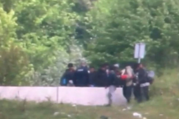 Napeto u BIH: Grupa naoružanih migranata u bekstvu! Jedan uperio pištolj u policajku, ona zapucala