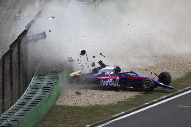 (VIDEO) SLUPAO SE O ZID: Poznati vozač Formule 1 doživeo nezgodu - vozilo potpuno uništeno!