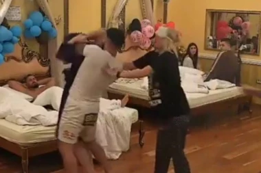 (VIDEO) Izgubio kontrolu: Prišao cimeru iz Parova s leđa i počeo da ga davi!