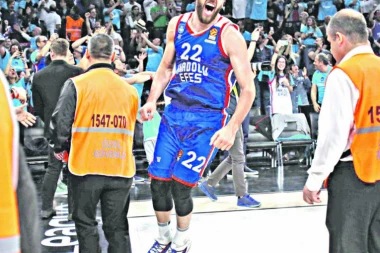 Micić i Simon bolji od Željka, Efes osvojio Superkup Turske