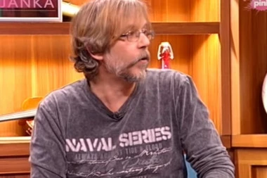 Žika Todorović i dalje na ULICI: Prizor glumca sa violinom i kesom hrane pored kutije sa novcem RASTUŽIO je mnoge! (FOTO)