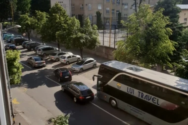 (VIDEO, FOTO) Krajnje bahato! Turistički autobus zauzeo celu traku u vrlo prometnoj ulici u centru grada