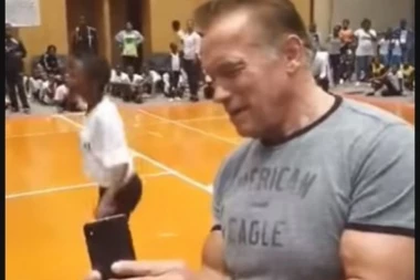 (ŠOK VIDEO) Majgeri Terminatoru u leđa: Švarceneger napadnut u Južnoj Africi