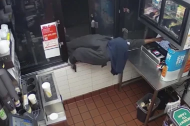 (VIDEO) GDE SI POŠAO KAD NE ZNAŠ DA LETIŠ? Lopov naoružan pištoljem nije umeo da otvori kasu!