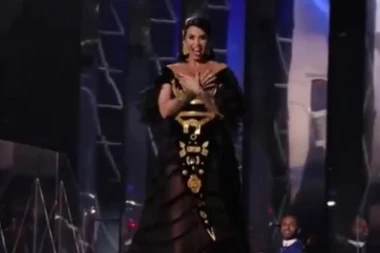 (VIDEO) SRAMNA PROVOKACIJA NA EVROVIZIJI: Albanka pokazala dvoglavog orla kada je Nevena izlazila na scenu!