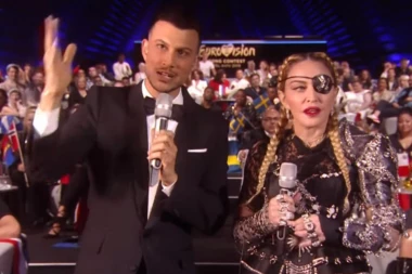 Voditelj Evrovizije se ljubio s mužem iza scene, kamere sve snimile!