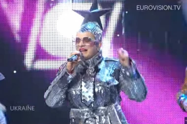 BOŽE, KAKAV FRAJER: Svi znate Verku sa "Evrovizije", a evo kakva se muškarčina krije ispod unikatnog kostima!