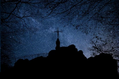 SVETA NOĆ UOČI SPASOVDANA: Pre zore treba ispoštovati jedan običaj! Drvo je simbol praznika, ko ga odseče navlači anatemu!