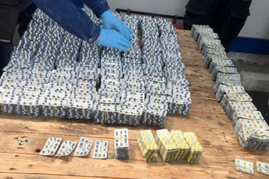 (FOTO) Šiptari "nafilovali" sva automobilska vrata psihoaktivnim tabletama: Pali na Batrovcima