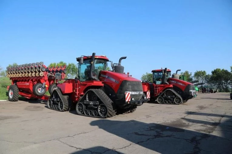 POJAVILI SE NOVI BLOKADERI: Zaustavili saobraćaj na auto-putu, postavili čak i TRAKTORE