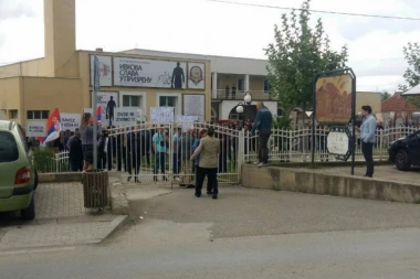 Opozicija se provela ko bos po trnju: Srbi sa KiM izviždali čelnike SzS