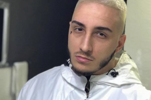 (VIDEO) ZLATNE VAZE, OGLEDALA, PUCA NA SVE STRANE: Evo u kakvom luksuzu živi Vuk Mob!