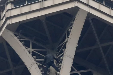 (FOTO) Kraj drame u Parizu: Spasioci ubedili muškarca da siđe sa Ajfelove kule