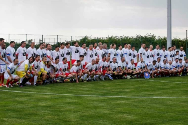 (FOTO/VIDEO) Dan kada je jedan čovek ujedinio Srbiju: Fudbalski spektakl i aplauz koji se prolamao u čast Gorana Bunjevčevića - Bunje!